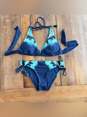La Blanca Navy Blue & Aqua Tie-Front Bikini Set. Top-size 8, bottom size 6